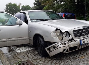 Mercedes nie nadawał się do jazdy. Kierowca jechał na złomowisko