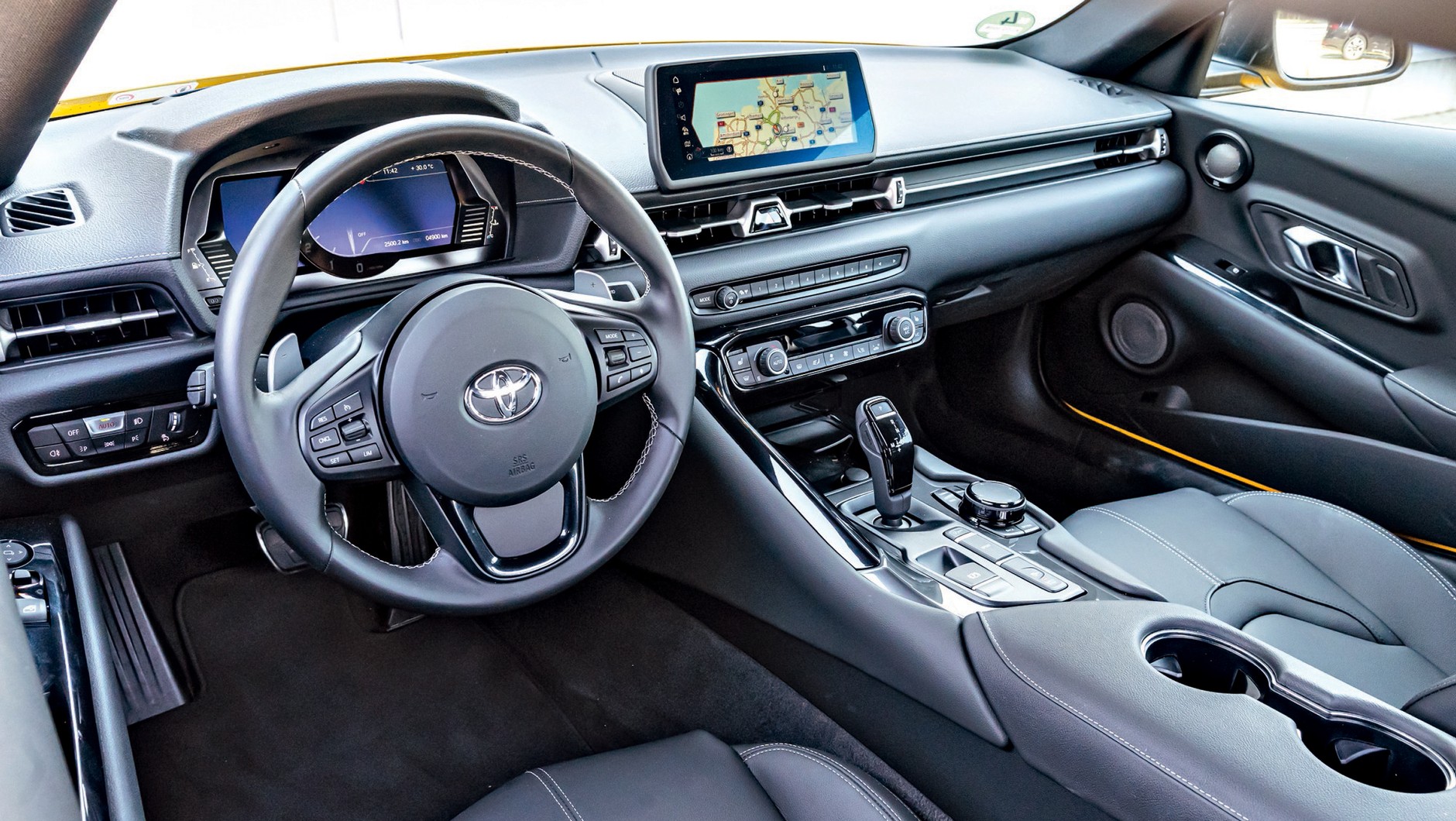 Toyota Supra GR 2.0 - kokpit