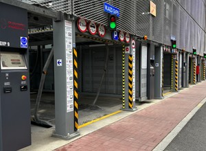 W Katowicach jak w Tokio. Maszyna zabiera samochody