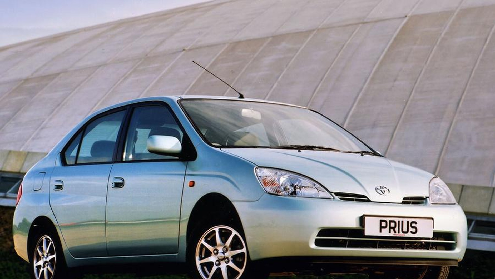 Toyota Prius z 1999 r. – w tamtych czasach tylko nieliczni wierzyli, że napęd hybrydowy ma przyszłość. Rekordy popularności biły coraz mocniejsze i coraz bardziej oszczędne diesle, to one miały być napędem przyszłości.