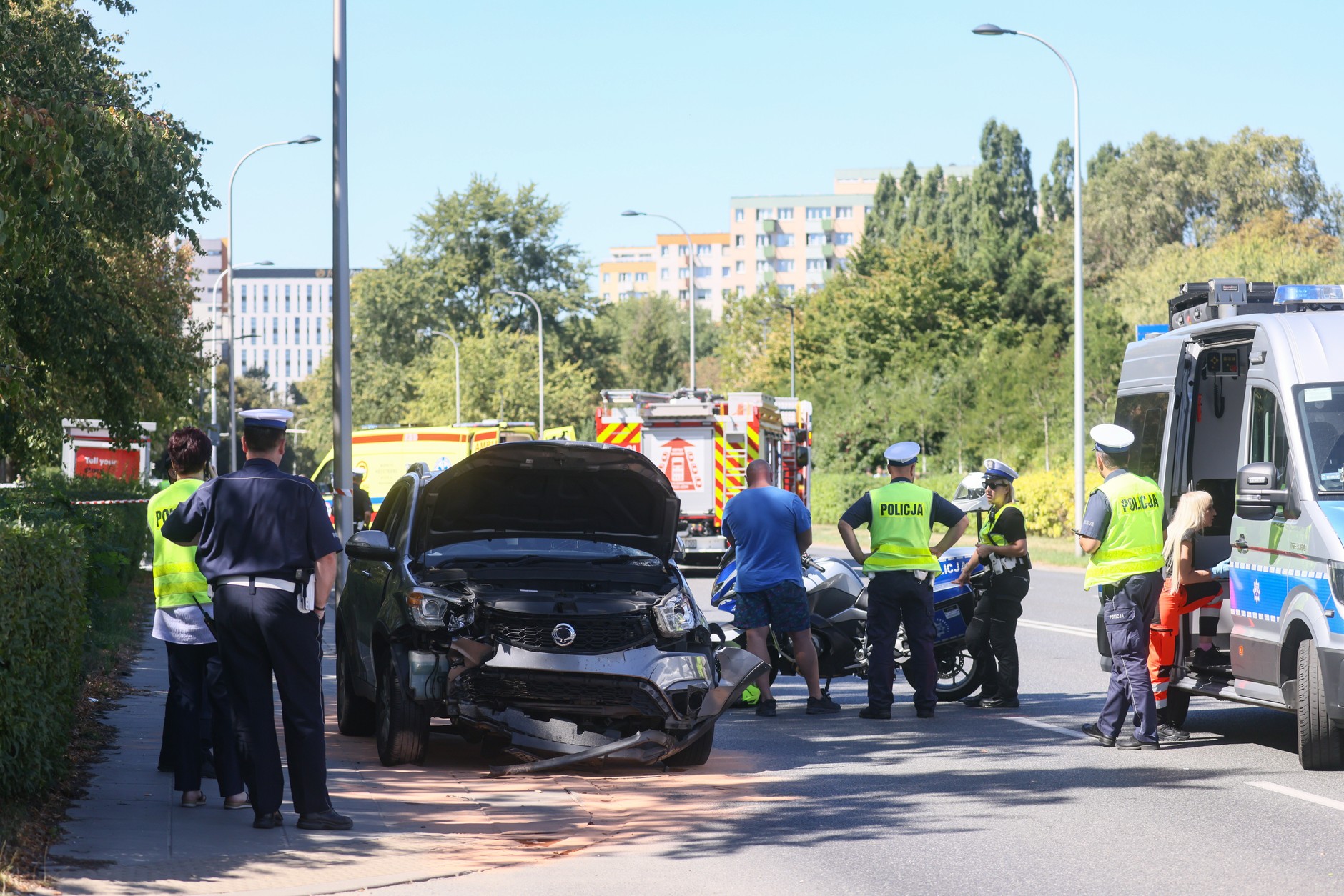 Samochód wjechał w przystanek na warszawskim Mokotowie. Dwie osoby nie żyją
