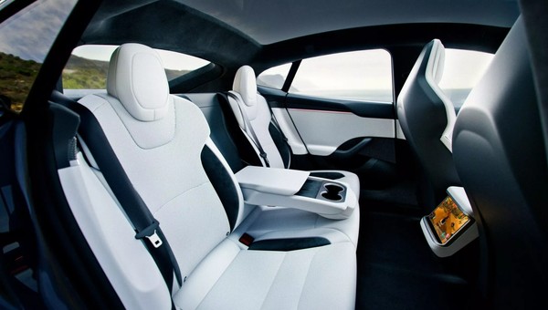 Pasażerowie Tesli Model S nie mogli wydostać się z płonącego auta. Pozew po tragicznym wypadku