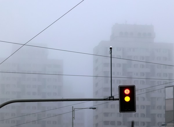 Jak bezpiecznie prowadzić samochód w trudnych warunkach pogodowych? Mamy praktyczne wskazówki