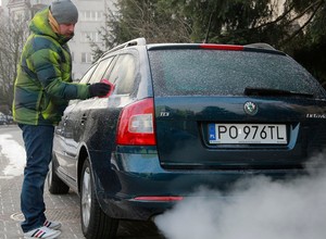Szyby zamarznięte od środka. Warto wprowadzić nowy zwyczaj, zanim zostawisz auto na noc