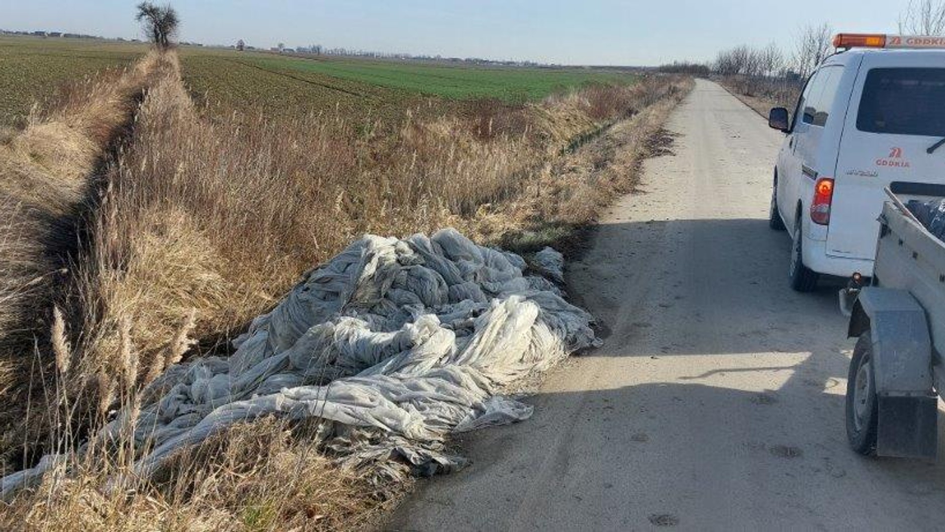 Wyrzucanie śmieci przy drogach to również problem w Polsce