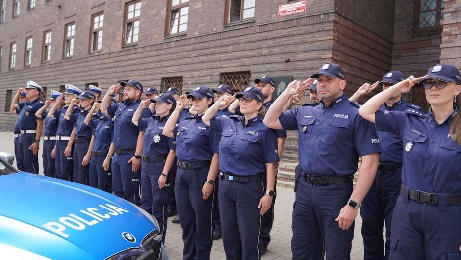 Obraz pochodzący z serwisu https://dolnoslaska.policja.gov.pl/wr1/aktualnosci/biezace-inf/121894,Dolnoslascy-policjanci-oddali-hold-poleglemu-zolnierzowi-Czesc-Jego-pamieci.html