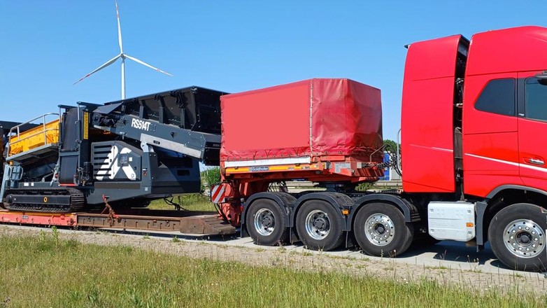 Ponadgabarytowy zespół wiozący przesiewacz drogowy okazał się zbyt ciężki, zbyt długi i zbyt szeroki