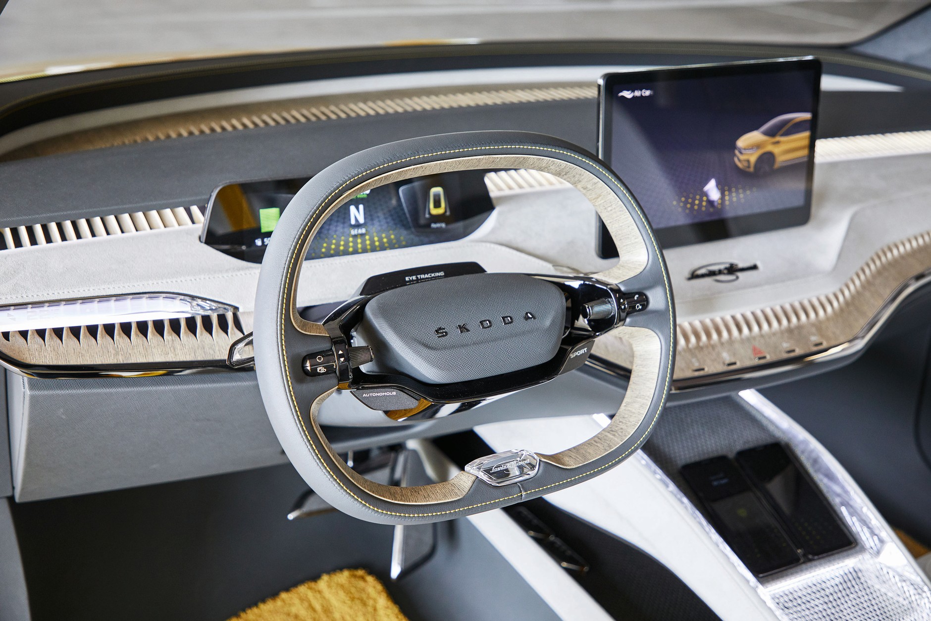 Skoda Vision iV: Gdzie jest logo? Na kierownicy, tak jak na pokrywie bagażnika, umieszczono napis z nazwą firmy zamiast klasycznego logotypu. W kokpicie uwagę zwraca nie tylko staranność wykonania, lecz także mieniące się jak kryształ detale, które wkrótce mają znaleźć zastosowanie w seryjnie produkowanych modelach