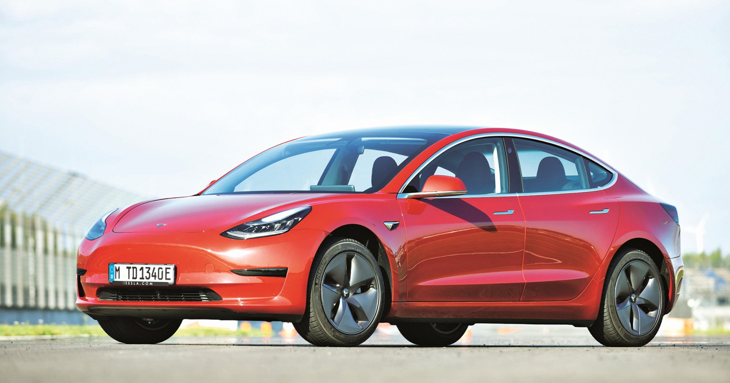 Auta marki Tesla mają być ekologiczne – ale zanim zaczną zjeżdżać z taśm nowej fabryki w Niemczech, upłynie jeszcze mnóstwo oleju napędowego