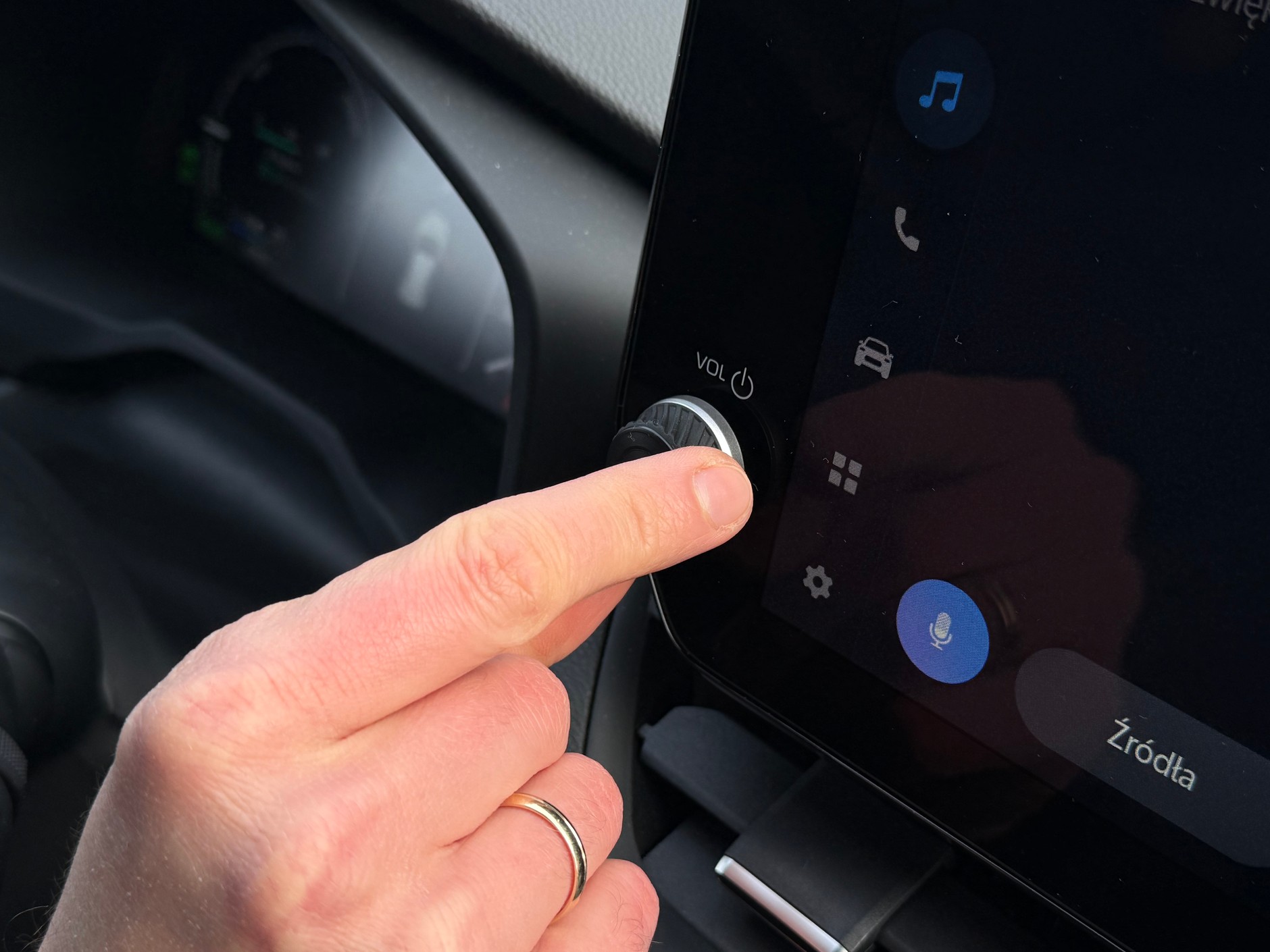 Toyota RAV4 Plug in Hybrid ma gałkę do regulacji głośności