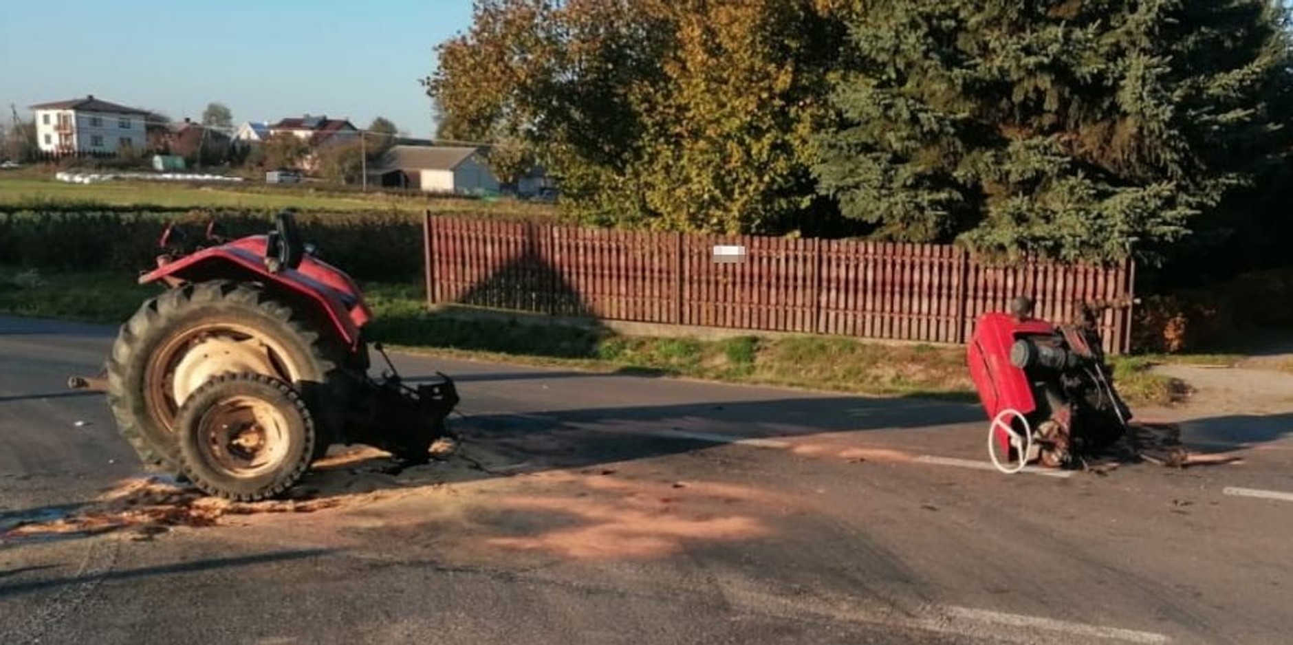 Traktor rozpadł się na dwie Części po zderzeniu z chevroletem