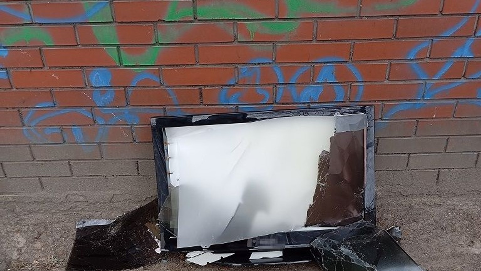Wyrzucił telewizor na zaparkowany samochód