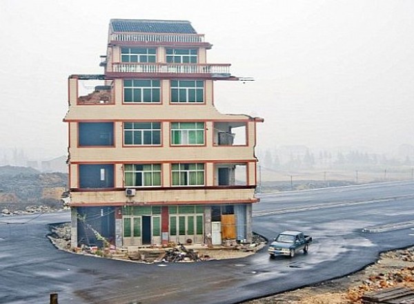 Dom na pasie ruchu chińskiej autostrady