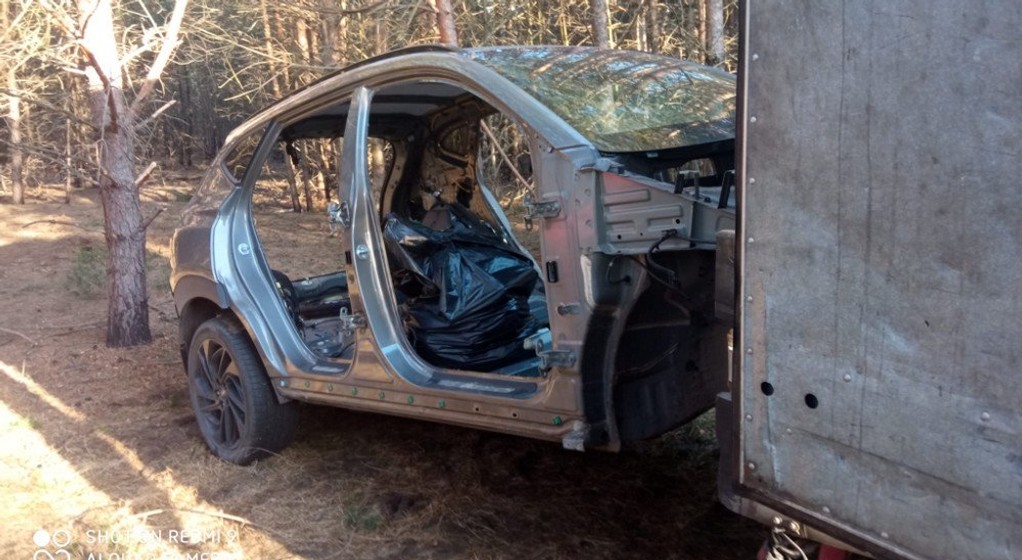 Demontowali skradzione auto w lesie