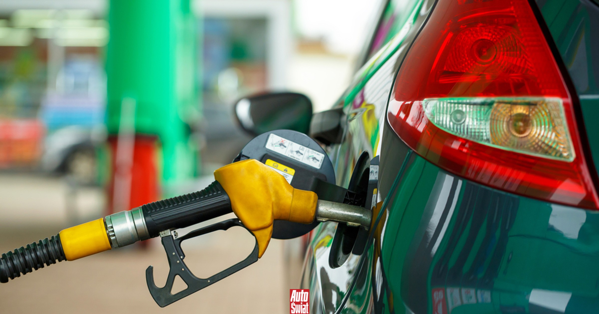 Która godzina jest najlepsza na tankowanie auta? Znamy porę i dzień tygodnia
