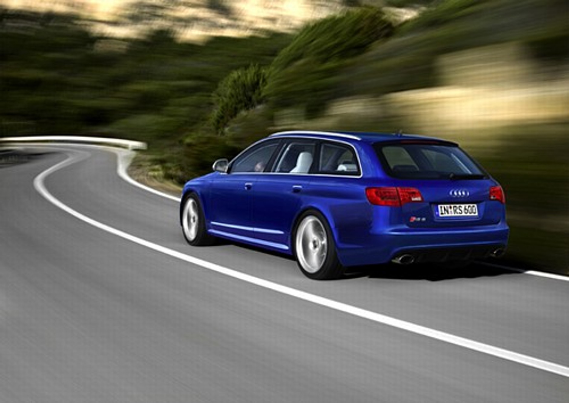 Audi RS6 Avant - Wyprzedza konkurentów