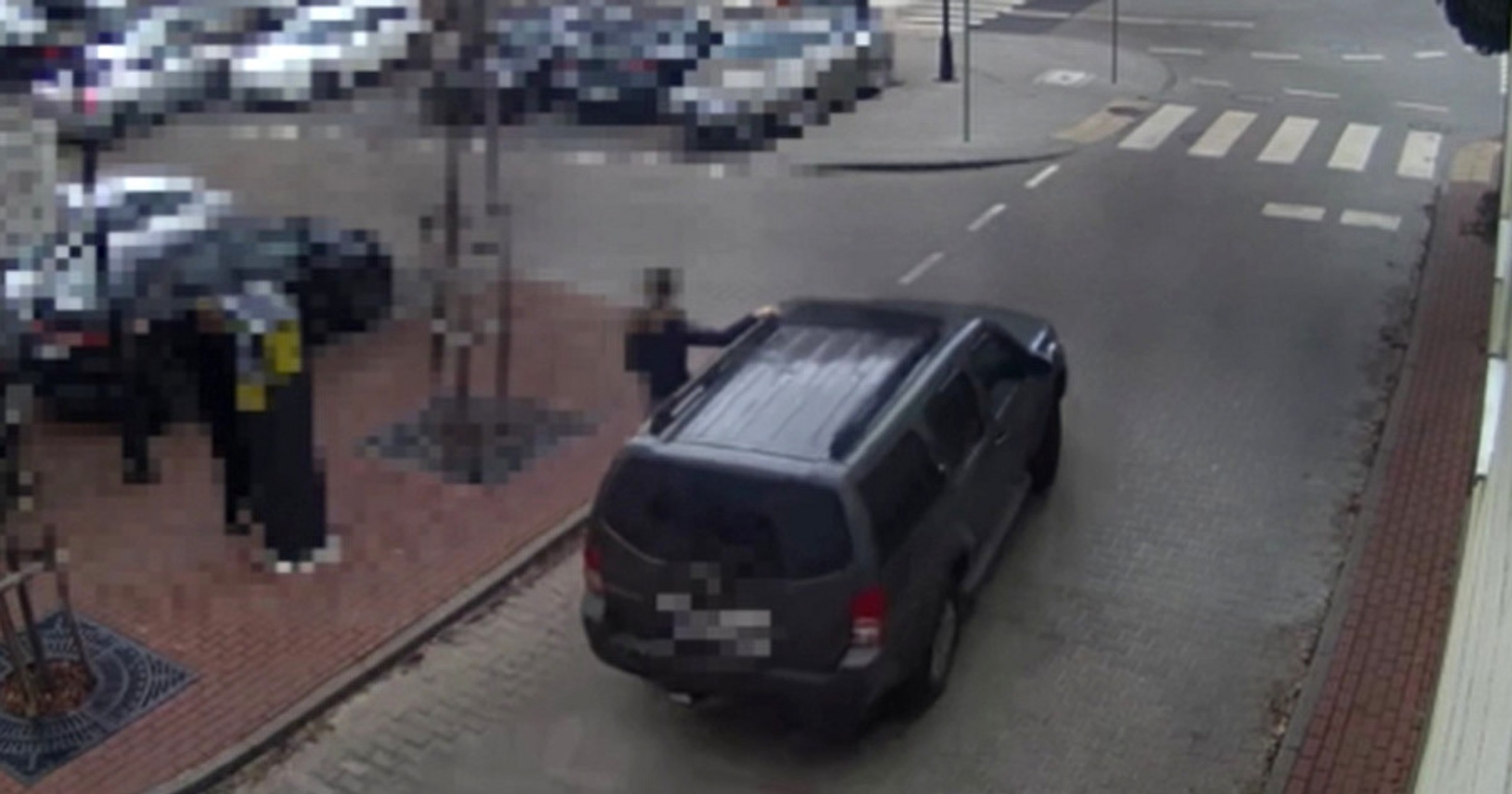 W ten sposób jechali po parkingu. Wszystko zarejestrował monitoring