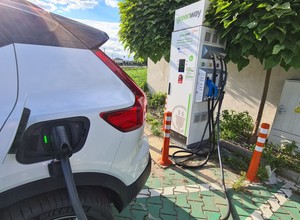 W związku z obniżką VAT ceny ładowania spadają, ale nie wszędzie