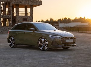 Audi A3 Sportback i Limousine po liftingu. Mają cztery sygnatury świateł i funkcje na żądanie