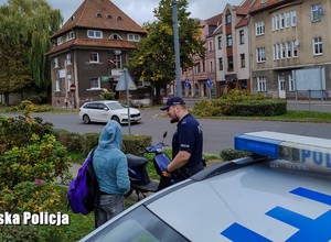 Jechała motorowerem po chodniku i bez kasku, a to był dopiero początek