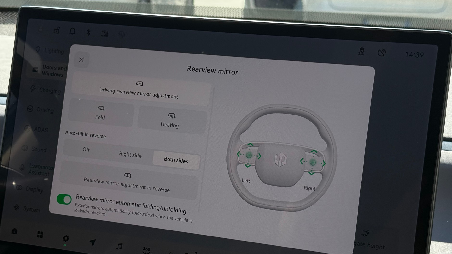 Funkcja ustawiania lusterek w chińskim aucie. Tesla zapoczątkowała tę modę
