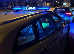 Nie zauważył robót drogowych i prawie wpadł do wykopu. Drugi niemal zderzył się z radiowozem