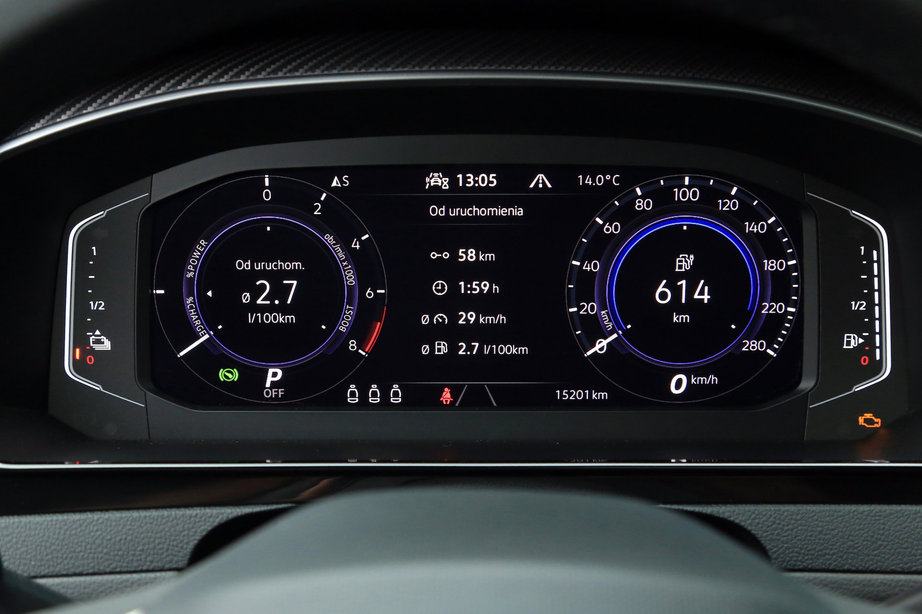 Cyfrowe zegary o przekątnej 10,25 cala mają czytelną grafikę i kilka ekranów do wyboru