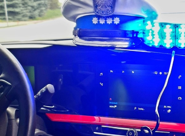 Za bardzo świętował pierwszą komunię. Bez "ręcznego" wjechał w radiowóz