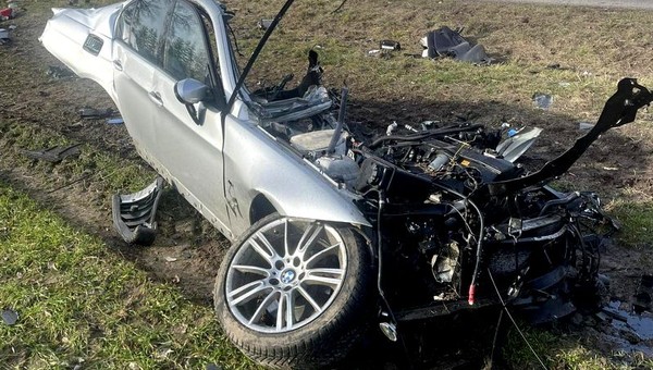 BMW dosłownie rozpadło się na części. Kierowca zginął na miejscu