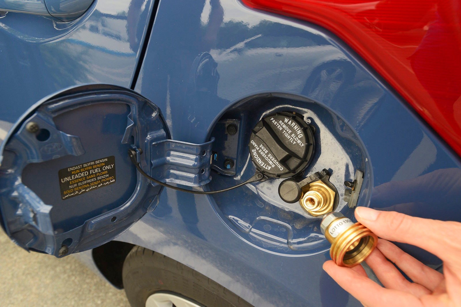 Dwa wystające "ząbki" u góry wlewu paliwa to szyny na korek