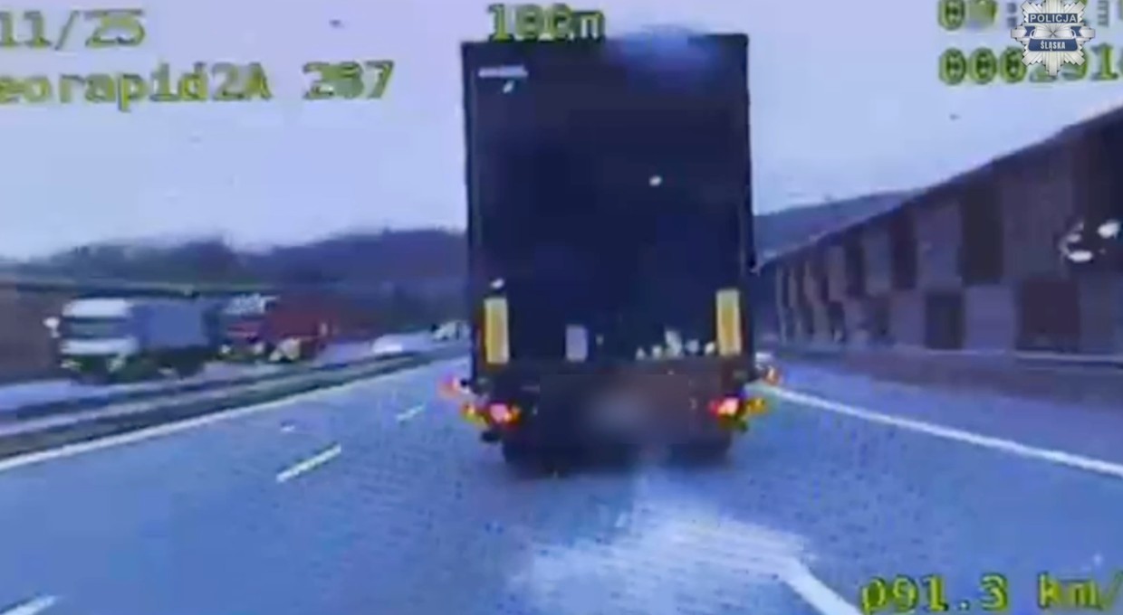 Tafla lodu spadła z samochodu na drogę. Jechał radiowóz, za ten lód wpadło 3000 zł mandatu