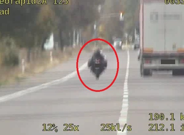 Policjanci zatrzymali motocyklistę. Dostał 8,5 tys. zł mandatu i 38 pkt karnych
