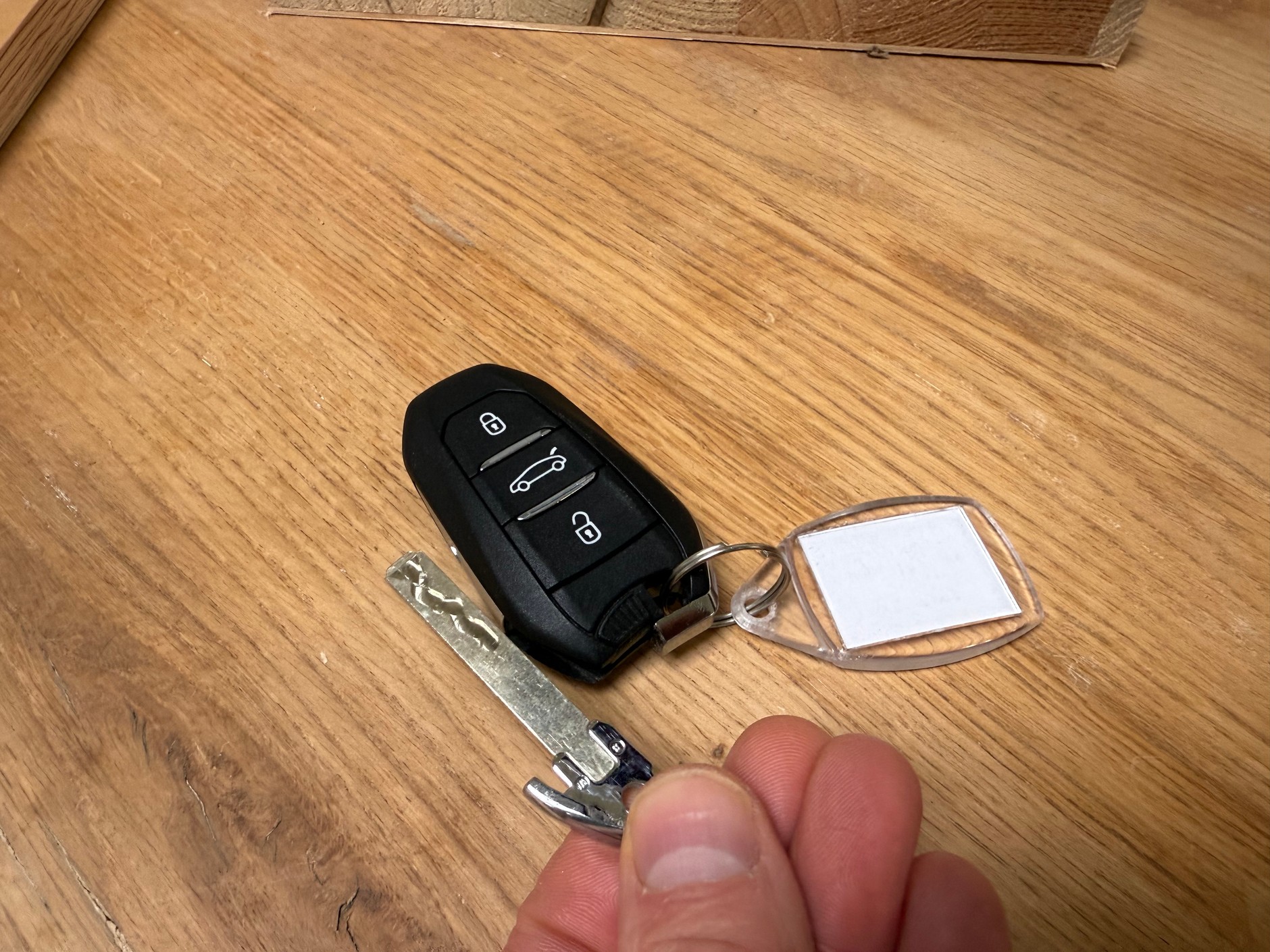 Większość wspołczesnych fabrycznych pilotów samochodowych ma ukryty tradycyjny kluczyk