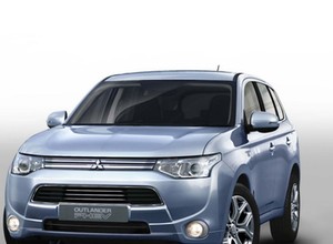 Mitsubishi Outlander PHEV w Paryżu
