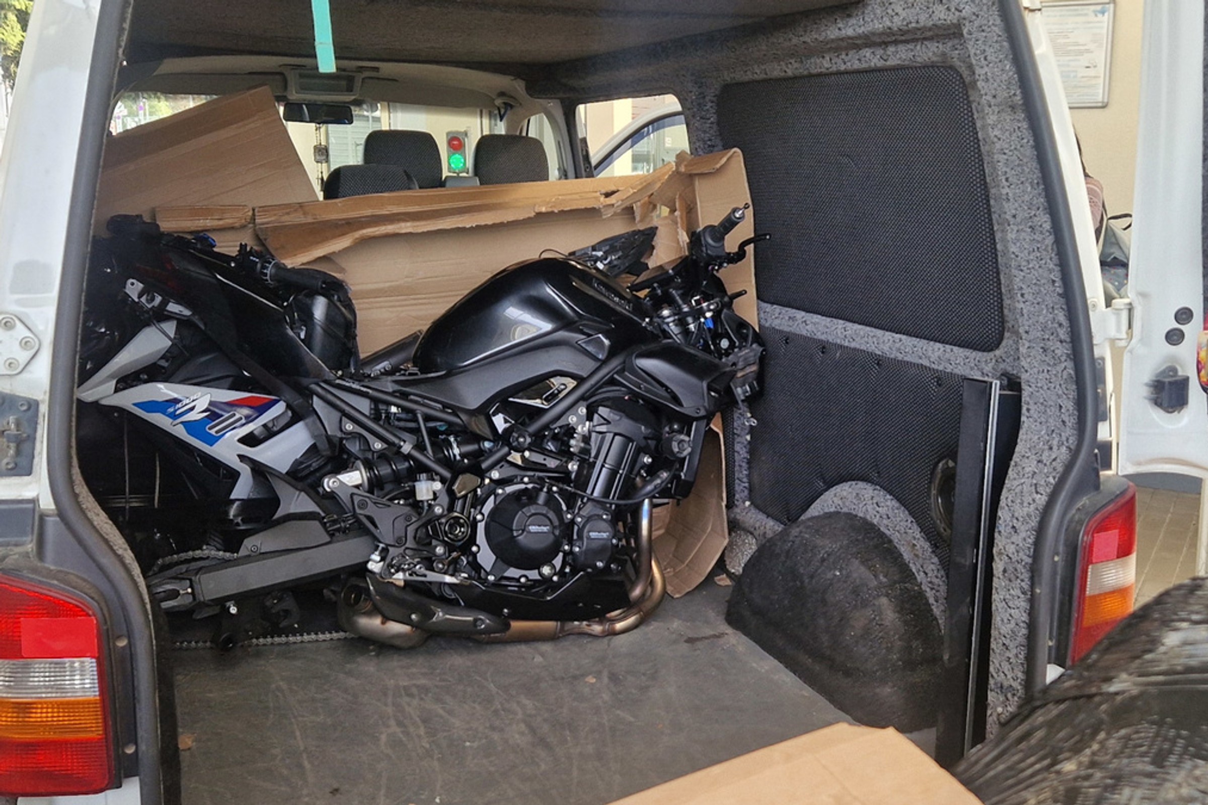 Zajrzeli do busa jadącego do Ukrainy. W pudłach były części sześciu skradzionych motocykli