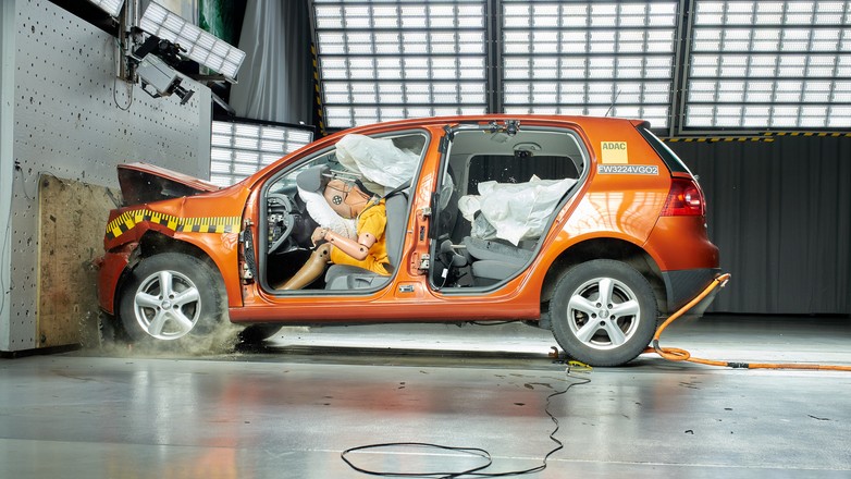 Test zderzeniowy samochodu z kołami przewożonymi w kabinie