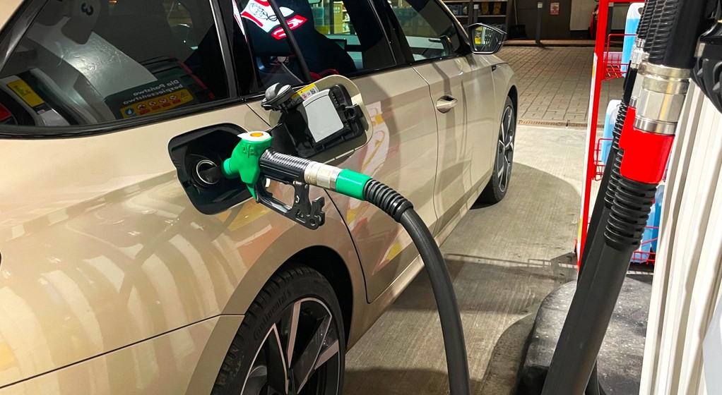 Tankowanie samochodu na stacji paliw