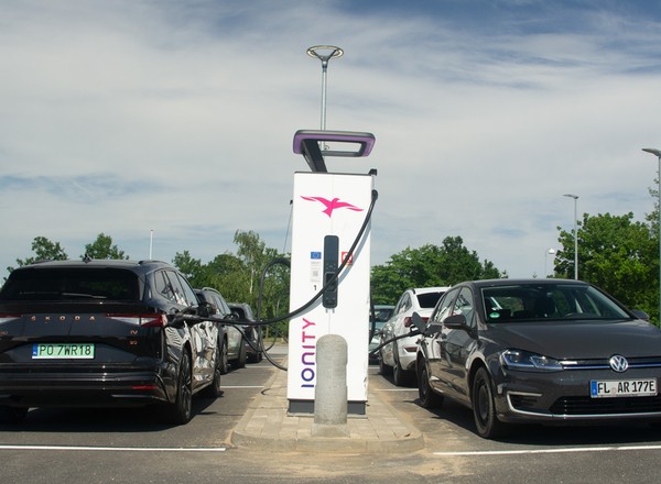 Coraz więcej punktów ładowania aut elektrycznych. Tych wciąż jest mało na tle innych państw UE
