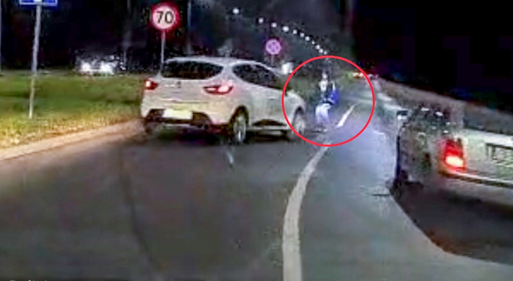 Prawie potrącił pieszego na przejściu – kadr z wideorejestratora