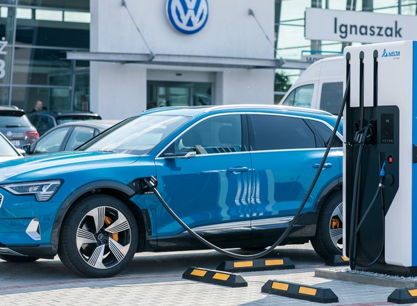 Volkswagen buduje stacje szybkiego ładowania, również w Polsce