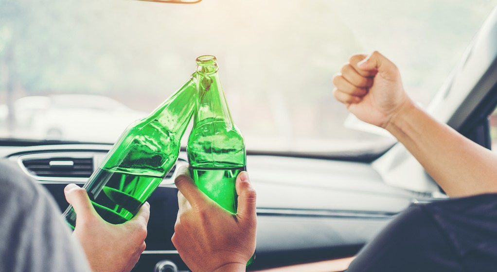 Alkohol podczas jazdy? Kłopoty niemal gwarantowane! Warto wiedzieć, że pomiar alkotesterem wykonany tuż po spożyciu alkoholu zawsze wykazuje zawyżony wynik