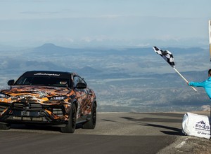 Lamborghini Urus najszybszym SUV-em na Pikes Peak. Pobił rekord Bentleya Bentaygi [WIDEO]