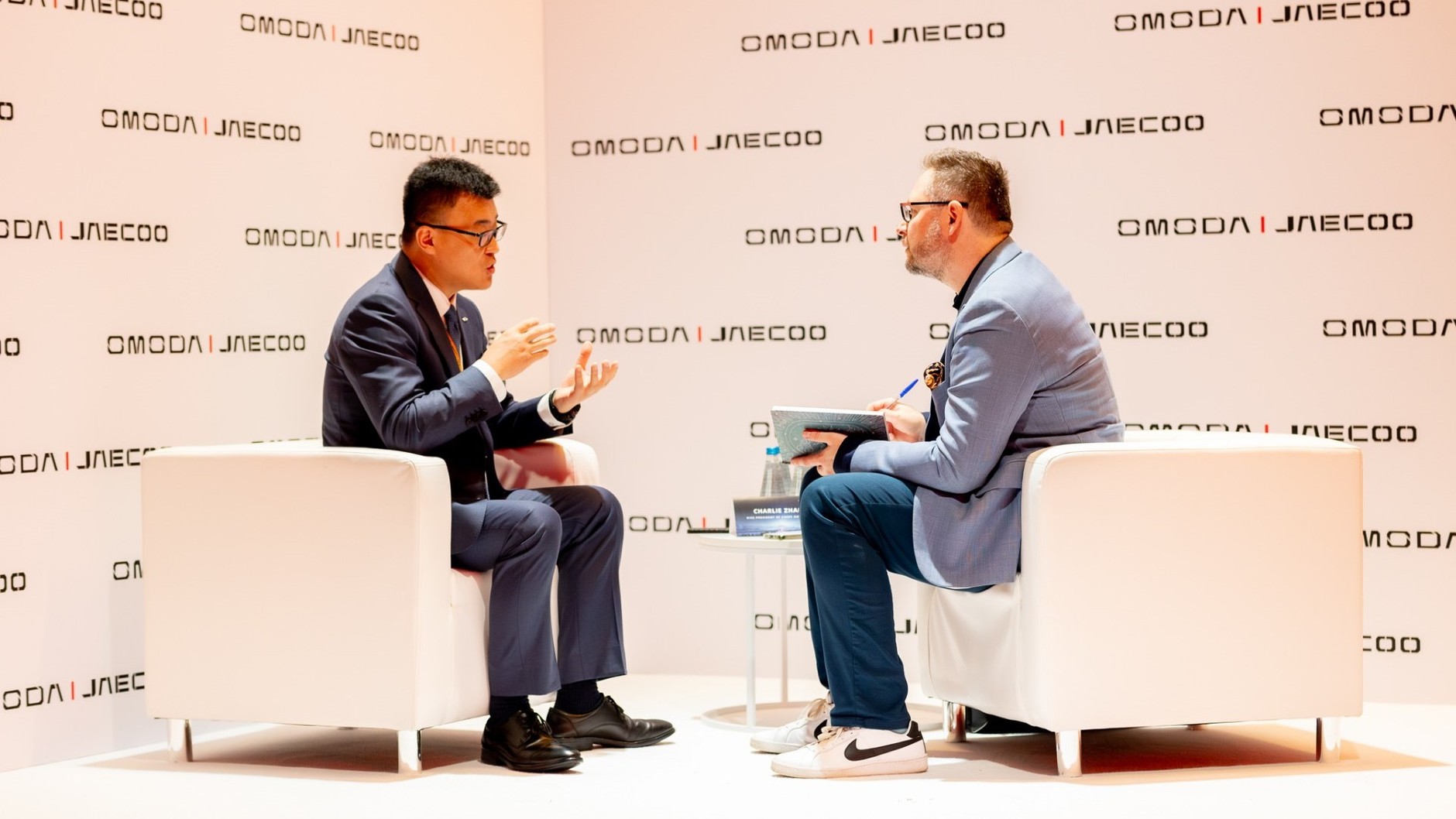 Charlie Zhang (po lewej), wiceprezes Chery Automobile