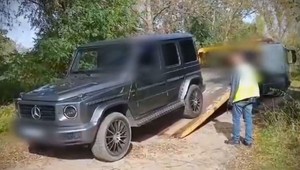 Mercedes z Niemiec porzucony pod lasem. Policjanci już wcześniej go namierzyli