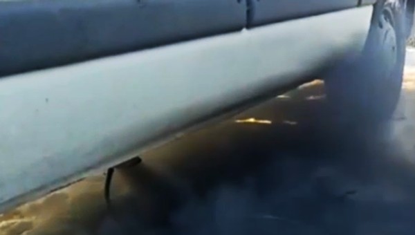 W urządzeniu pomiarowym prawie skończyła się skala. Z auta tak się dymiło