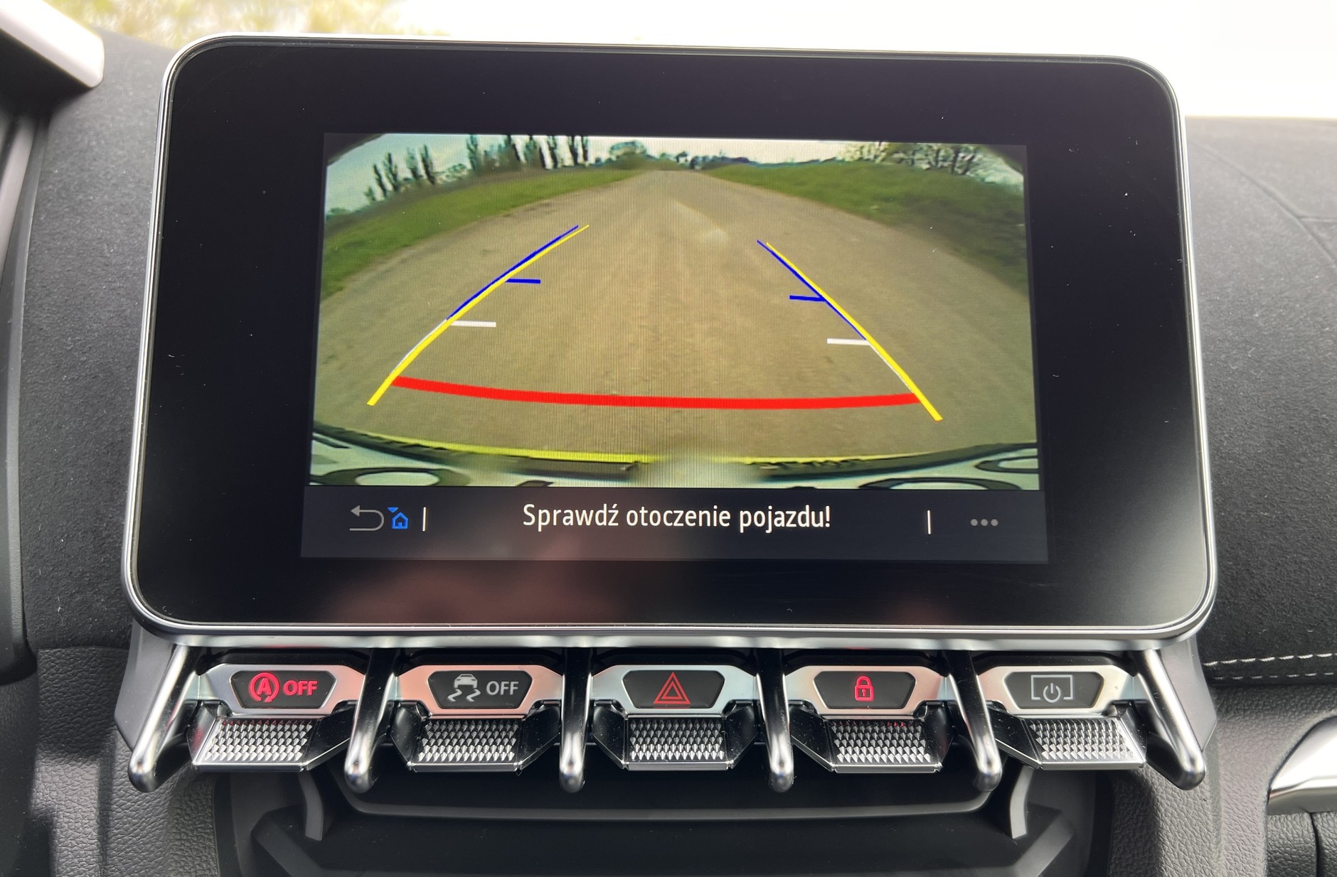 Kamera cofania w Alpine A110 GT: linie pomocnicze mają kolory francuskiej flagi