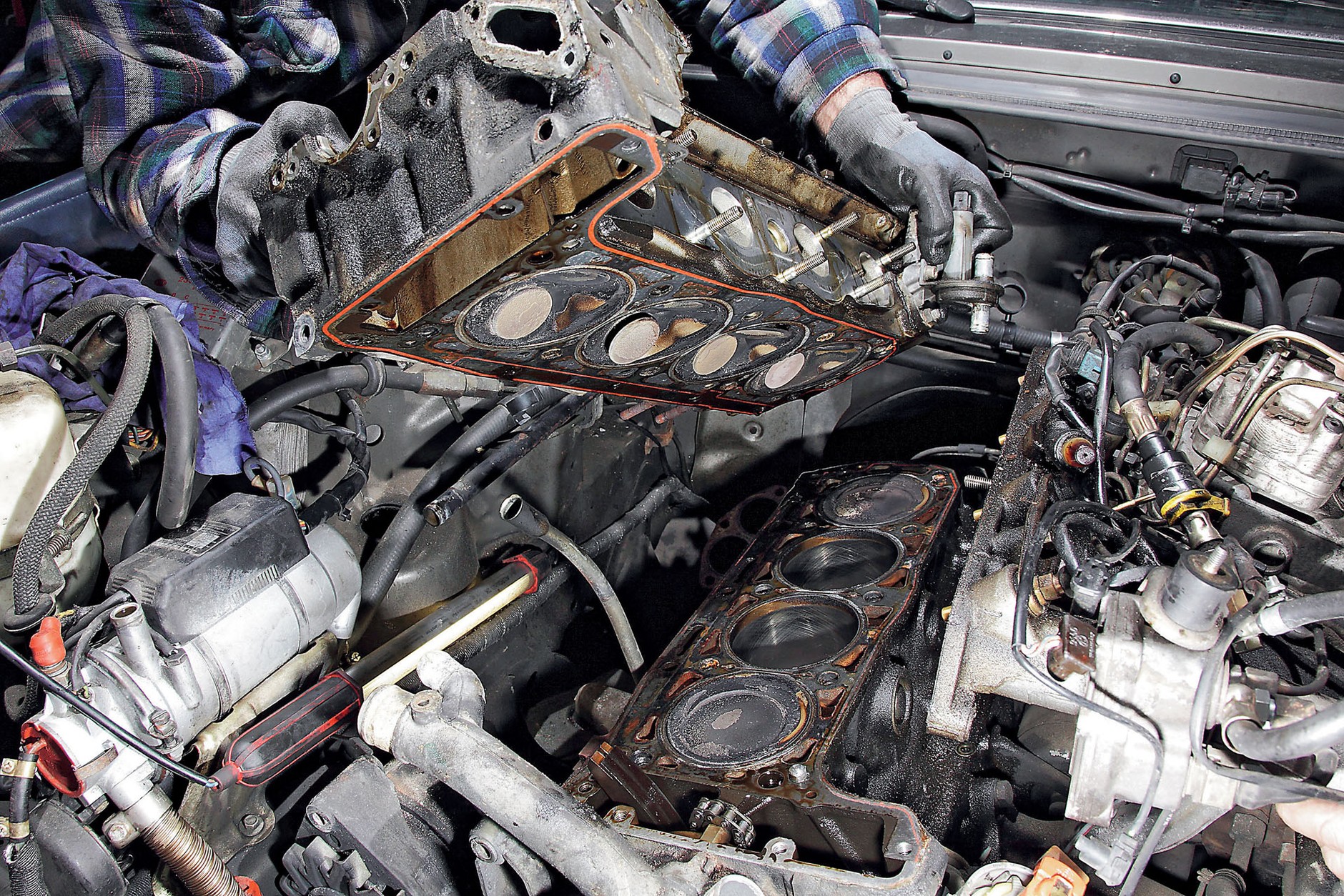 Uszczelka pod głowicą - koszt naprawy nawet kilka tysięcy złotych