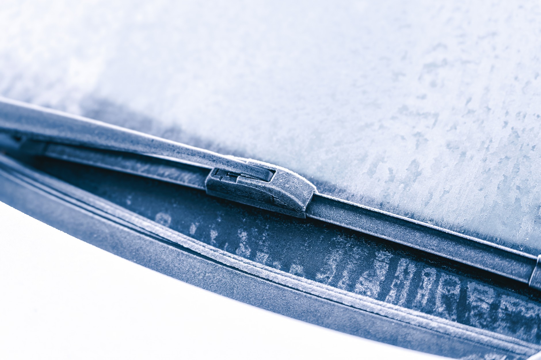 Nie włączaj wycieraczek, dopóki nie masz pewności, że mogą&nbsp;się poruszać swobodnie. 