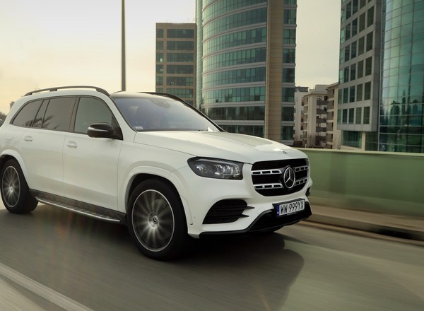 Strefa czystego transportu to za mało? Radni Lewicy chcą zakazu wjazdu SUV-ów do Warszawy
