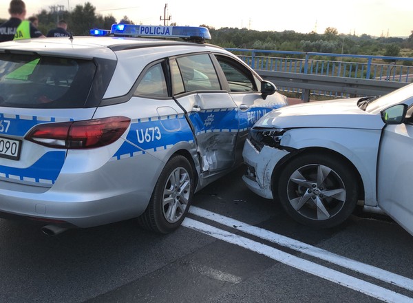 Pościg za skradzionym autem. Nietrzeźwy kierowca staranował radiowóz